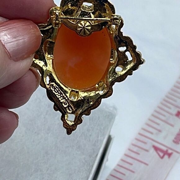 Vintage Gerry’s cameo brooch with ornate frame. - Picture 5 of 10